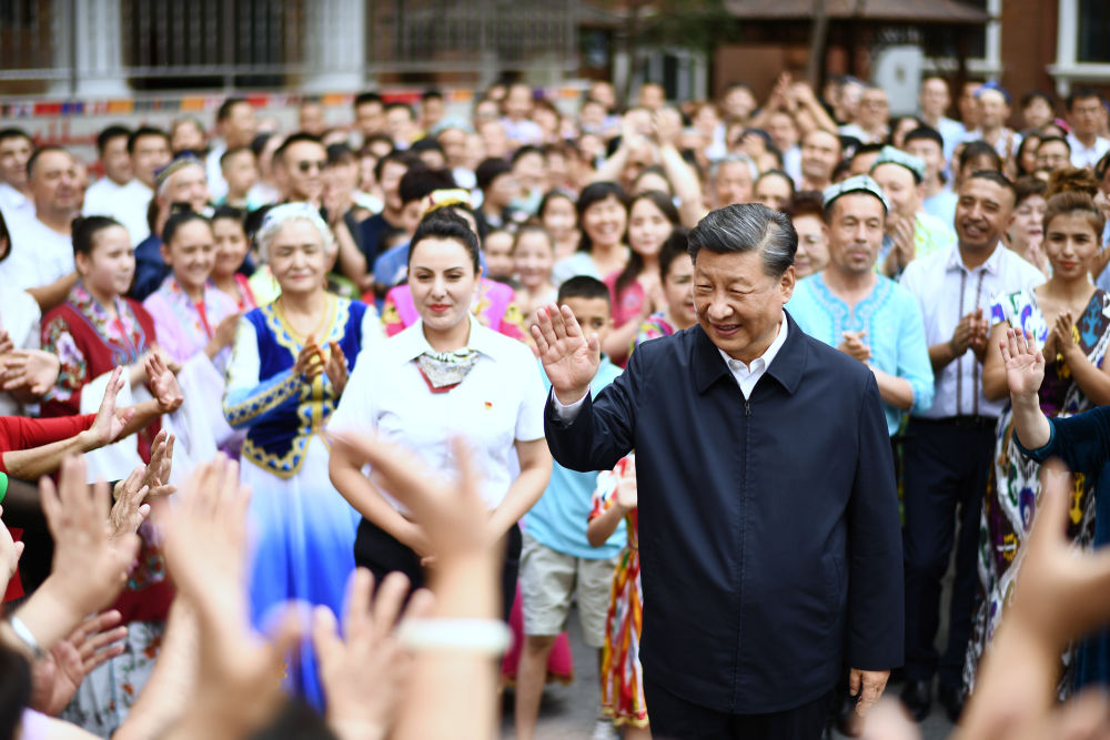 2022年7月13日，習近平在新疆維吾爾自治區(qū)烏魯木齊市天山區(qū)固原巷社區(qū)考察時，向各族群眾揮手致意。新華社記者 燕雁 攝