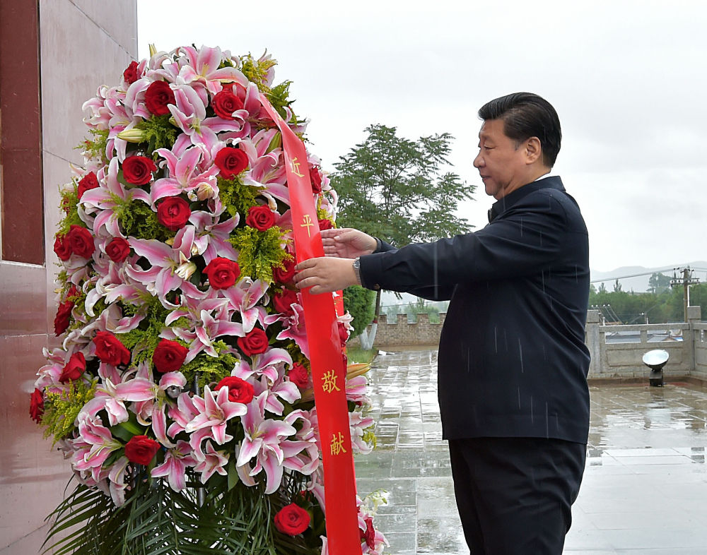 2016年7月18日，習近平在寧夏固原市西吉縣將臺堡向紅軍長征會師紀念碑敬獻花籃。新華社記者 李濤 攝