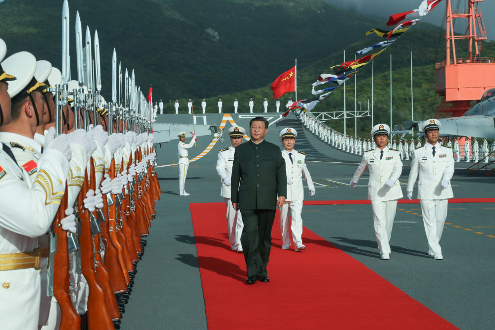 2019年12月17日，中國第一艘國產(chǎn)航空母艦山東艦在海南三亞某軍港交付海軍。習近平出席交接入列儀式并登艦視察。這是儀式結(jié)束后，習近平登上山東艦，檢閱儀仗隊。新華社記者 李剛 攝