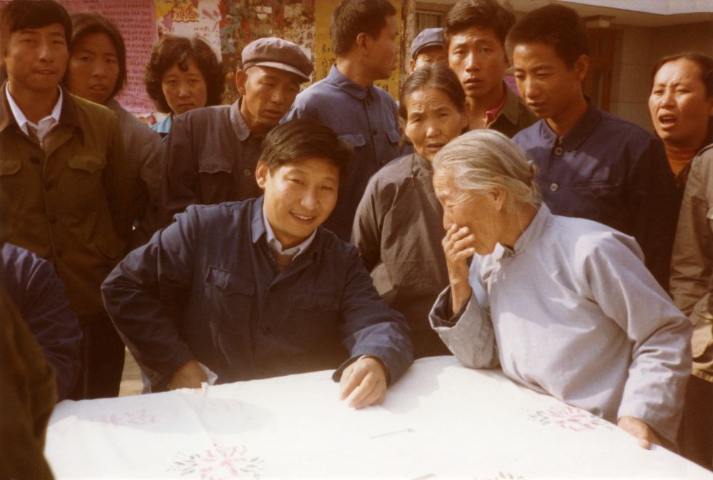 這是1983年，時任河北省正定縣委書記的習近平，臨時在大街上擺桌子聽取老百姓意見。新華社發(fā)