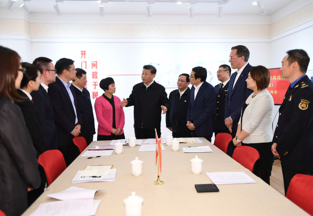 2019年11月2日，習近平在上海市長寧區(qū)虹橋街道古北市民中心，同參加法律草案意見建議征詢會的中外居民親切交談，詳細詢問法律草案的意見征集工作情況。新華社記者 謝環(huán)馳 攝